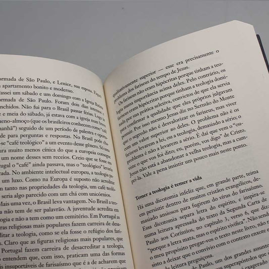 Arame Farpado no Paraíso | Tiago Cavaco