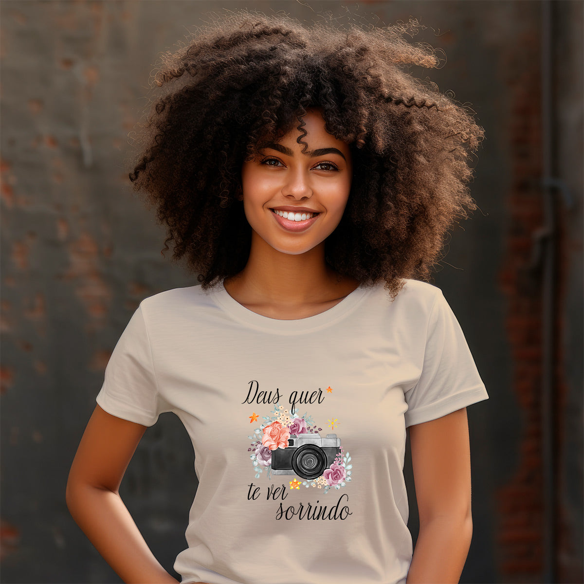 Camiseta Cristã Feminina - Deus quer te ver sorrindo | Off White