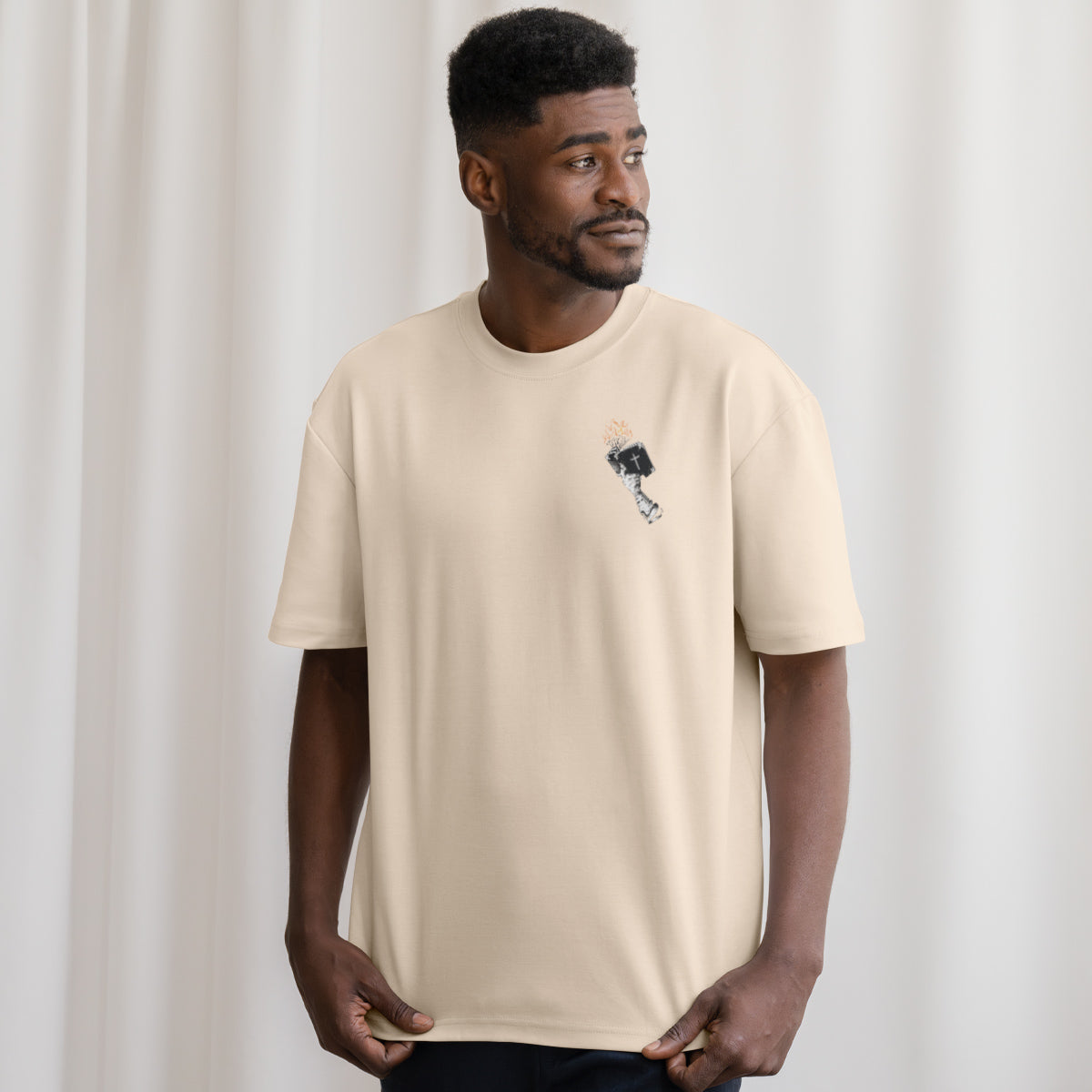Camiseta Cristã Masculina - Bíblia na mão | Off White