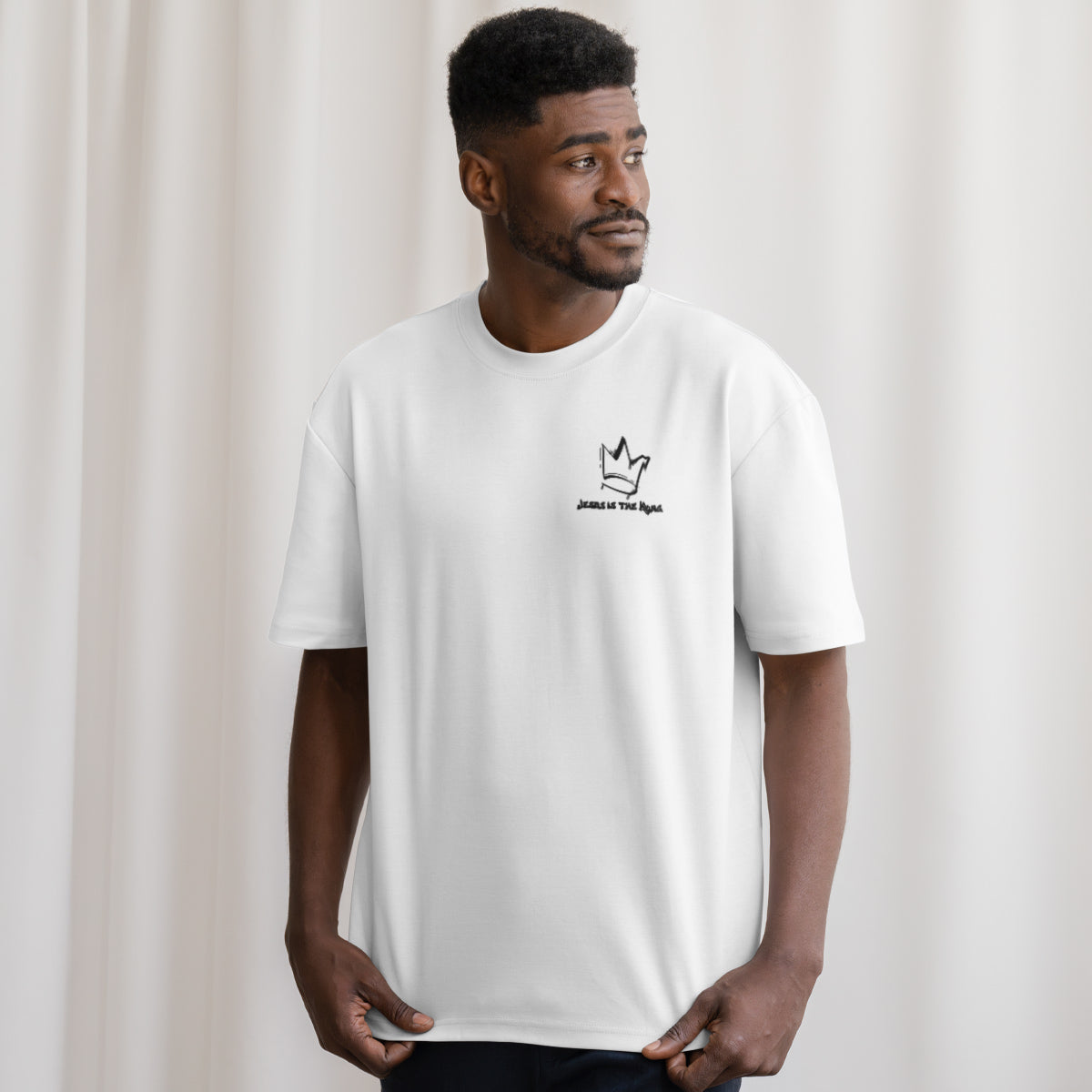 Camiseta Cristã Masculina | Ele é o rei | Branca