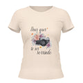 Camiseta Cristã Feminina - Deus quer te ver sorrindo | Off White