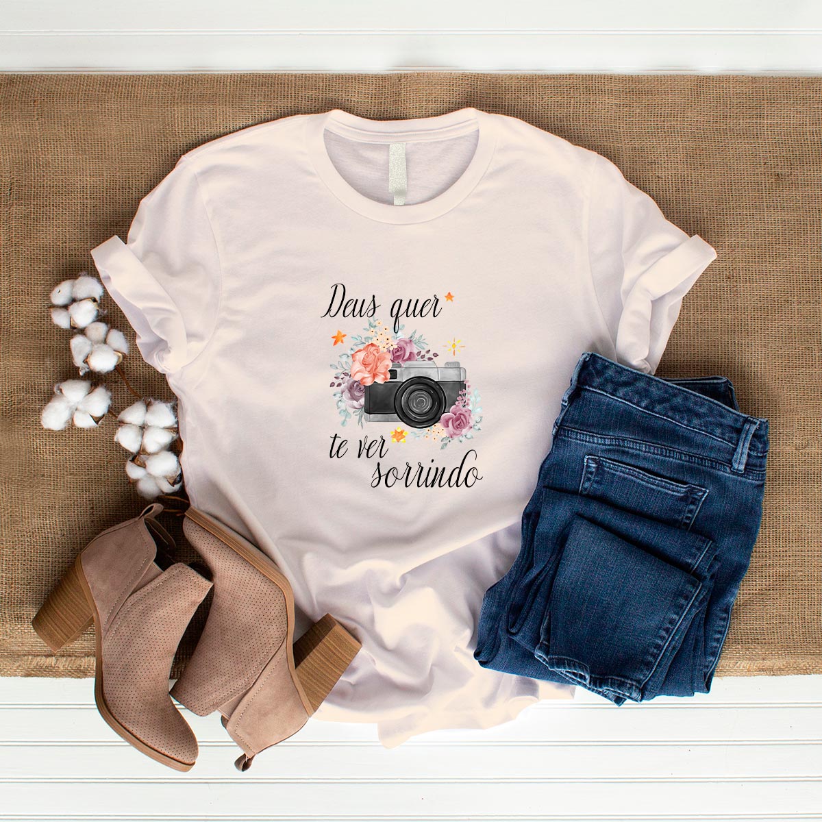 Camiseta Cristã Feminina - Deus quer te ver sorrindo | Off White