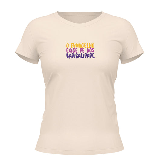 Camiseta Cristã Feminina - O evangelho exige de nós | Off White