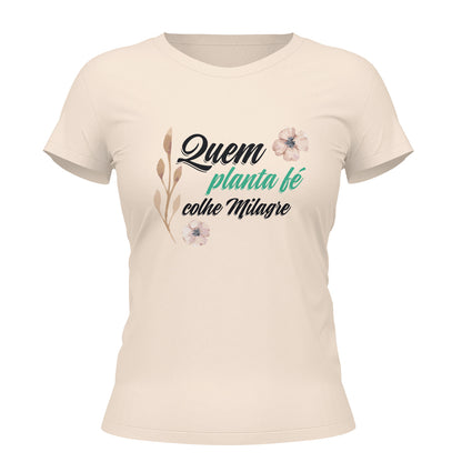 Camiseta Cristã Feminina - Quem planta fé colhe milagre | Off White