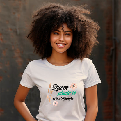 Camiseta Cristã Feminina - Quem planta fé colhe milagre | Off White