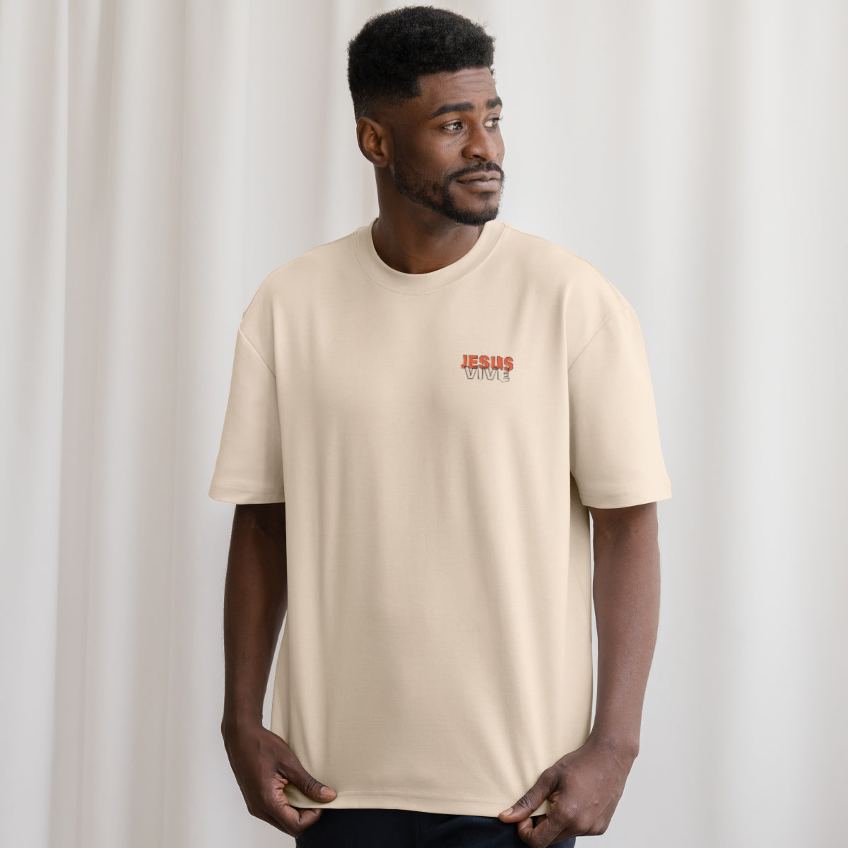 Camiseta Cristã Masculina - Jesus Vive | Off White