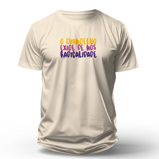 Camiseta Cristã Masculina - O evangelho exige de nós | Off White