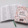 Kit Bíblia ACF Gigante Flores do Campo + Abas Adesivas Lettering | Poder Divino 