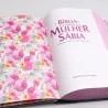 A Bíblia de Estudo da Mulher Sábia | RC | Harpa Avivada e Corinhos | Letra Grande | Capa Dura | Flores Cruz
