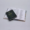 Kit Bíblia NVI Único Que É Digno + Devocional Tesouros de Davi Verde Royal | Tempo de Confiar
