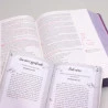 Kit Bíblia da Mulher que Ora NVT Roxa + Grátis Devocional 3 Minutos de Sabedoria Para Mulheres
