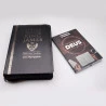 Kit Bíblia de Estudo KJA Letra Hipergigante Preta Zíper + Devocional Spurgeon Café | Momento Diário