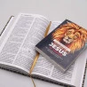 Kit Bíblia ACF Gigante Leão Ouro + Devocional Palavras de Jesus em Vermelho Alfa e Ômega | Plena Sabedoria 