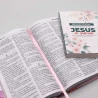  Kit Bíblia ACF Gigante Florescer + Devocional Palavras de Jesus em Vermelho Floral Branca | Plena Sabedoria 