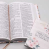 Kit Bíblia Sagrada ACF Letra Gigante Lettering + 3 Minutos de Sabedoria Para Mulheres Floral Branca | O Poder da Oração