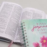 Kit Bíblia Grife e Rabisque ACF | Deus + Planner Minha Jornada Diária | Verde e Rosa | Poder e Amor 