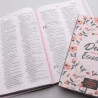 Kit Bíblia AEC Letra Gigante Salmão Flores + Abas Adesivas Lettering | Paz Perfeita