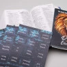 Kit Bíblia AEC Letra Grande Leão Azul + Abas Adesivas Alfa e Ômega | Paz Perfeita