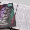 Kit Nova Bíblia Viva Marrom + Abas Adesivas Leão de Judá | Confia NEle 